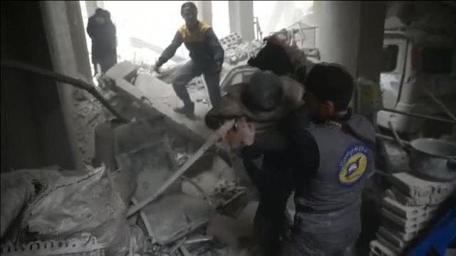 Duras imágenes del rescate de heridos y fallecidos en un nuevo bombardeo sobre Guta Oriental