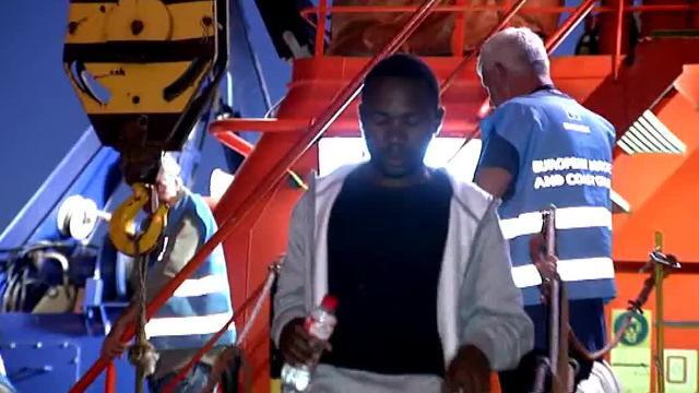 200 inmigrantes pasan la noche en un pabellón en Algeciras