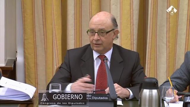 El ministro de Hacienda y Función Pública, Cristóbal Montoro (D), saluda al diputado de IU Alberto Garzón