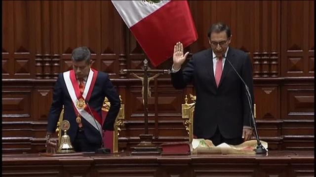 Martín Vizcarra jura su cargo como presidente de Perú