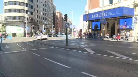 Un joven hace una fotografía durante el cierre parcial de la Gran Vía del año pasado