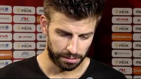 Piqué, en el partido ante Albania con las mangas de su camiseta cortadas