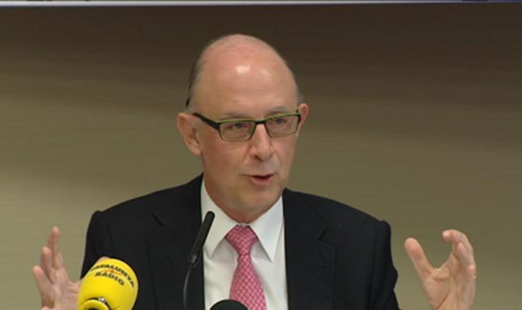 Montoro confirma la subida del IVA y estudia ampliar la jornada a los funcionarios