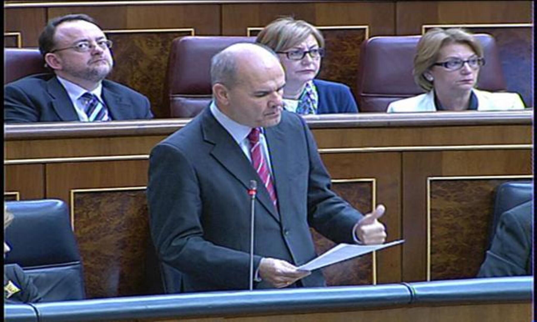 Los diputados socialistas ovacionan a un Chaves acorralado en el Congreso