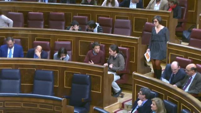 Vídeo: Iglesias y Errejón discuten en el escaño durante el pleno del Congreso