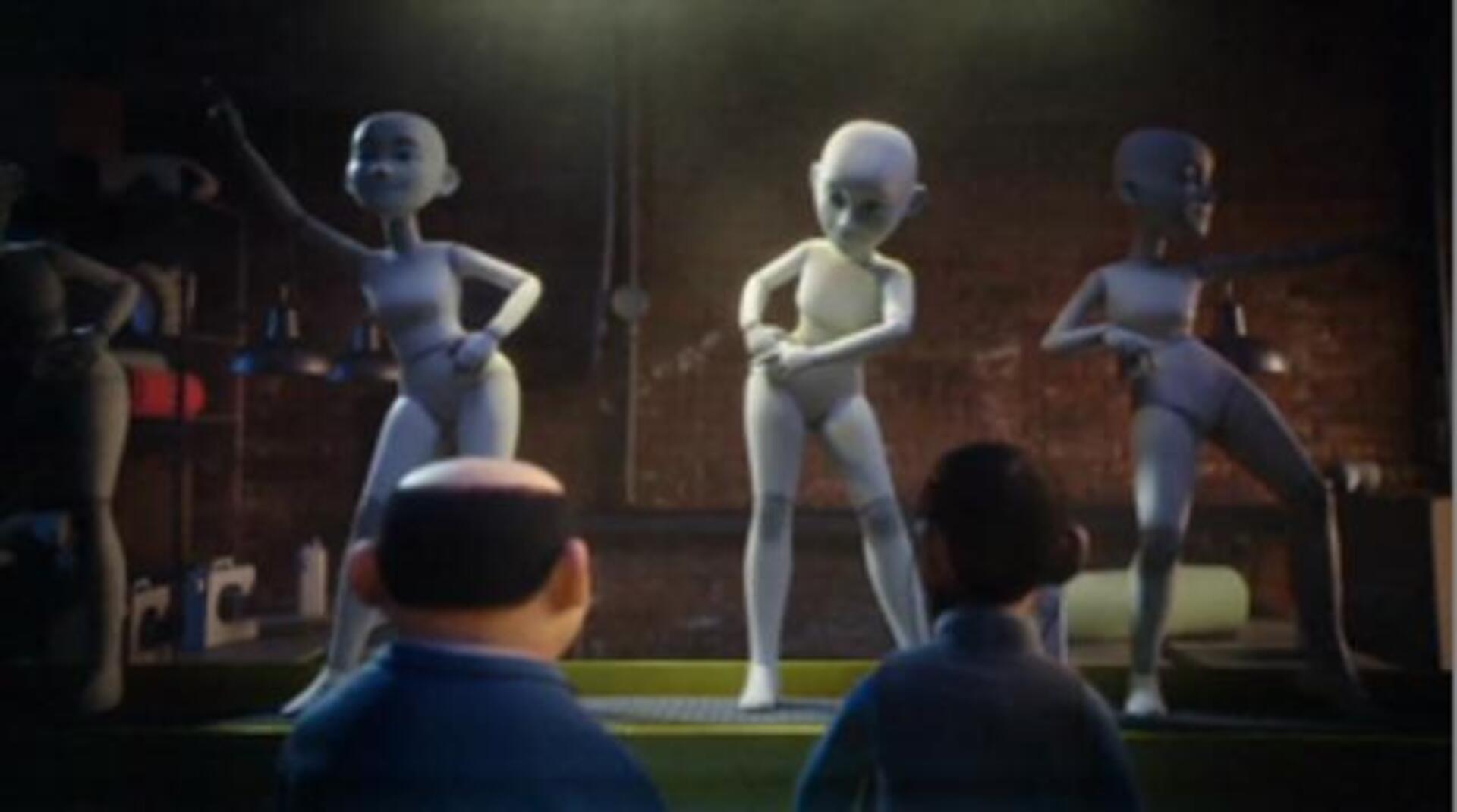 Justino acompañado de uno de los maniquíes de la fábrica donde trabaja