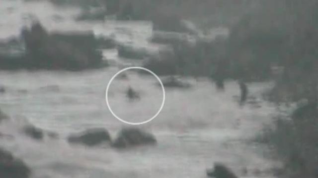 Guardias civiles se juegan la vida para rescatar a ocho inmigrantes tras zozobrar una embarcación