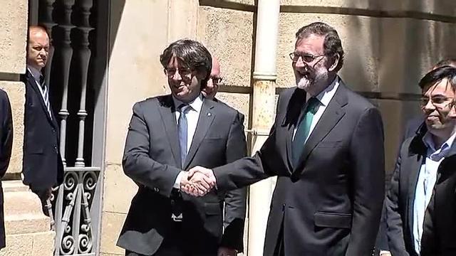 Rajoy y Puigdemont se han saludado antes de compartir un almuerzo en el MNAC