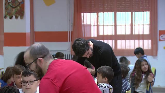 Miguel Ángel Muñoz desayuna con los niños del programa social “Todos a Desayunar”