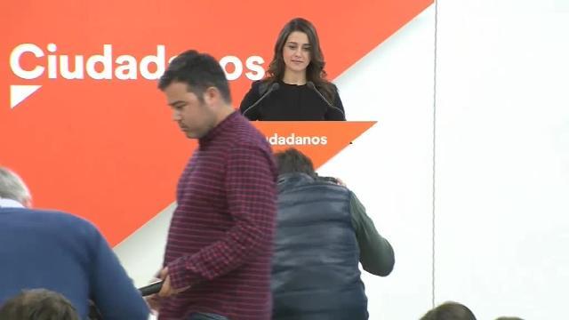 Pedro Antonio Sánchez, en el centro, ayer en la sede del PP de Murcia