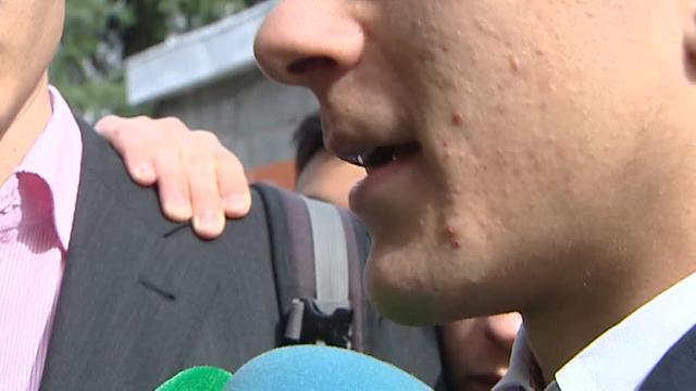 El responsable del centro posa en la cancha de baloncesto