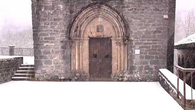 La primera gran nevada del invierno complica la vida de conductores y vecinos