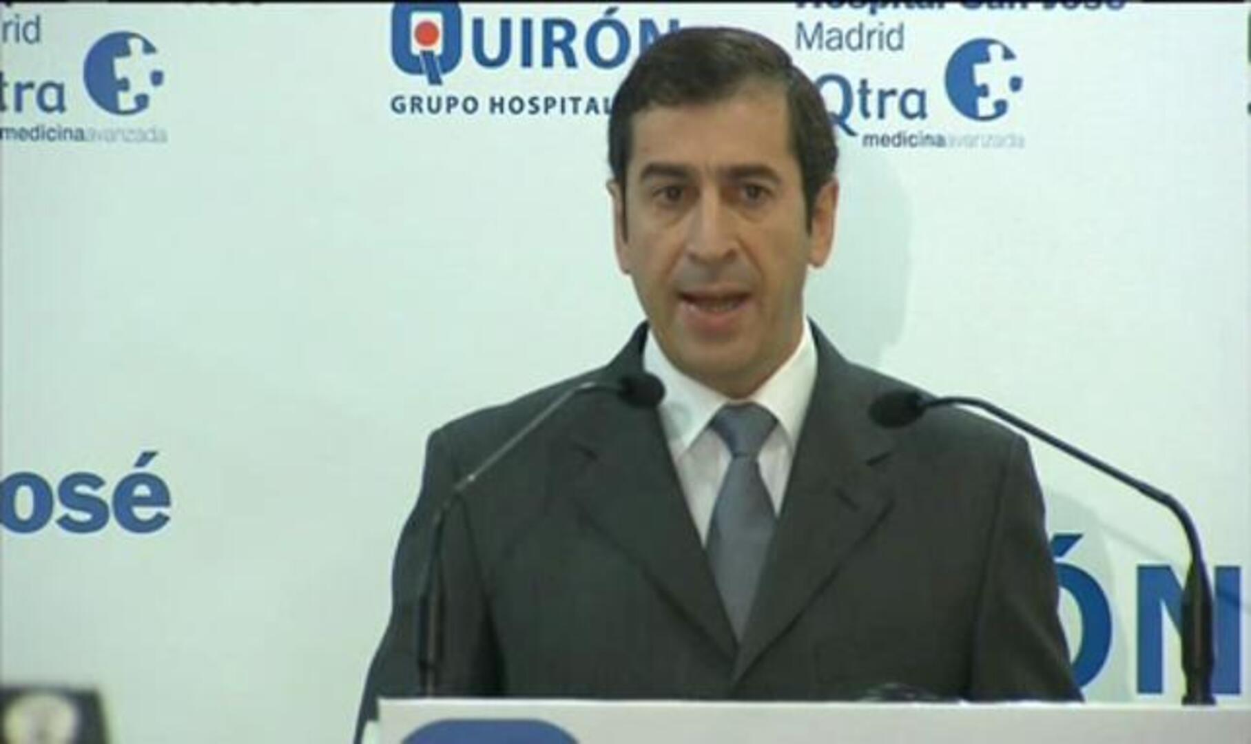 El Rey ya «se levanta y se mueve con naturalidad con ayuda de muletas»