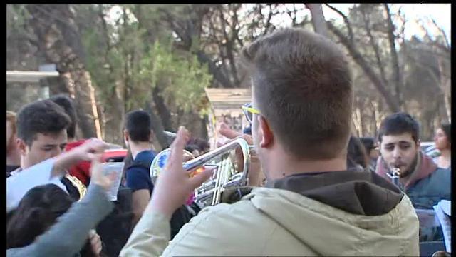 Miles de jóvenes se congreraron ante la Facultad de Filología, frente al Paraninfo