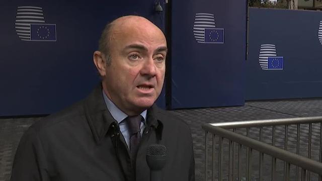 Luis de Guindos junto a la min istra de finanzas sueca, Magdalena Andersson, en Bruselas