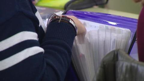 Un grupo de alumnos entra en el aula