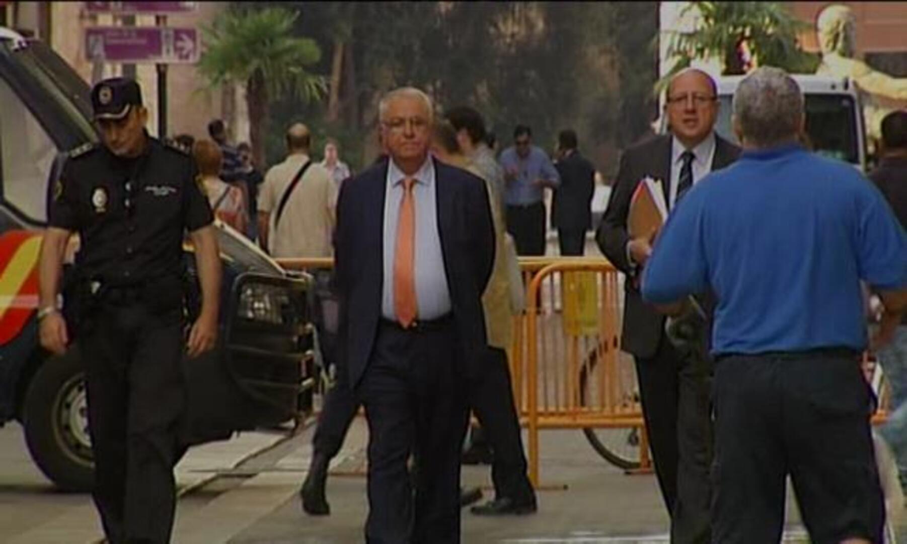 Un centenar de «indignados» se concentran ante las Cortes Valencianas