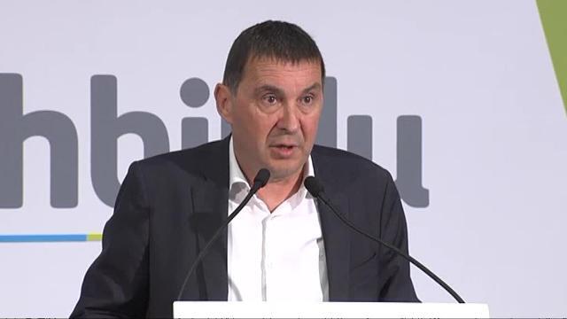 Otegi cree que el comunicado de ETA supone una &quot;contribución definitiva a la paz&quot;
