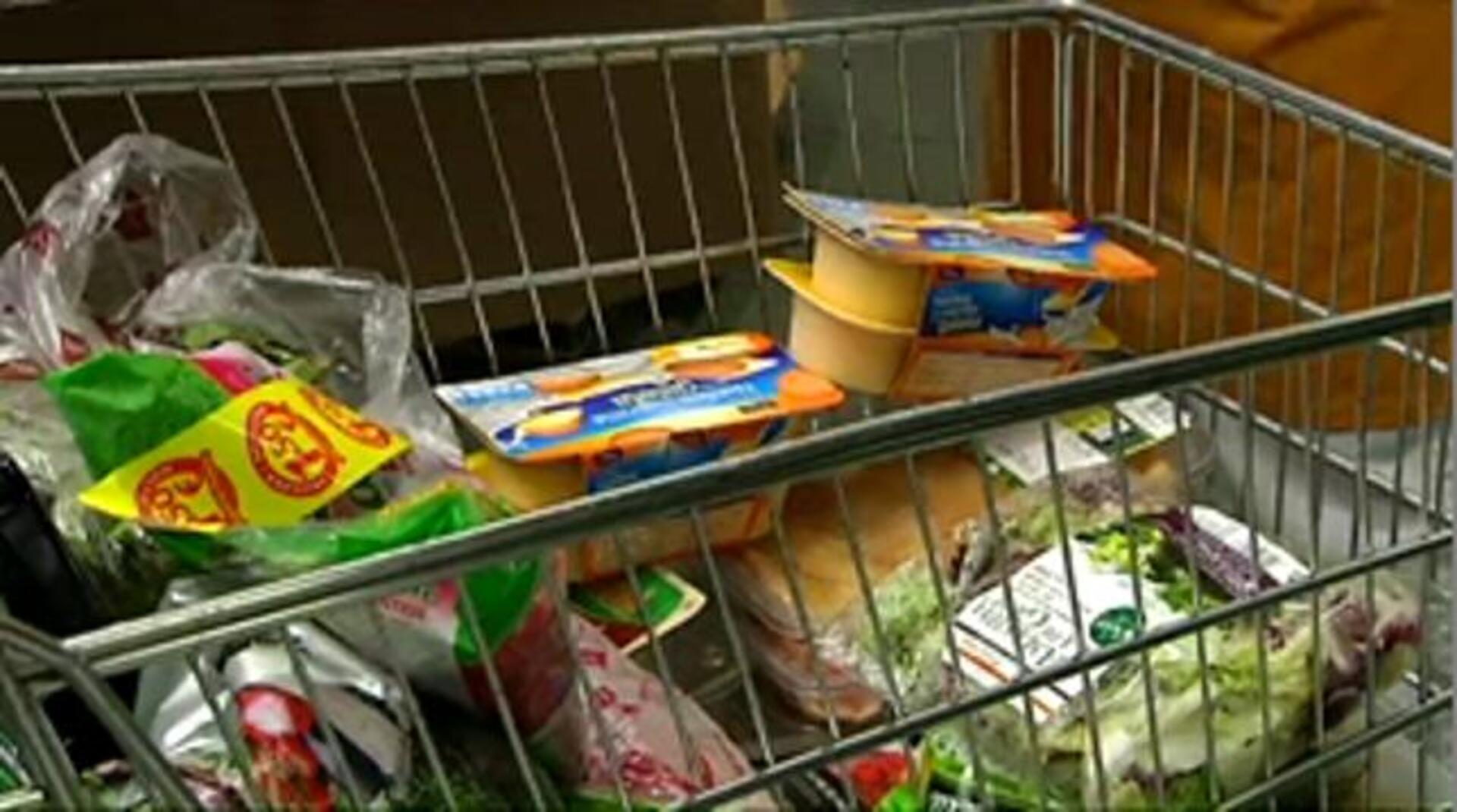 El supermercado es el lugar más habitual para adquirir alimentos frescos y no perecederos, si bien se tiende a acudir en mayor medida a comprar los frescos a las tiendas de barrio (25,6%) y al mercado tradicional (24,5%)