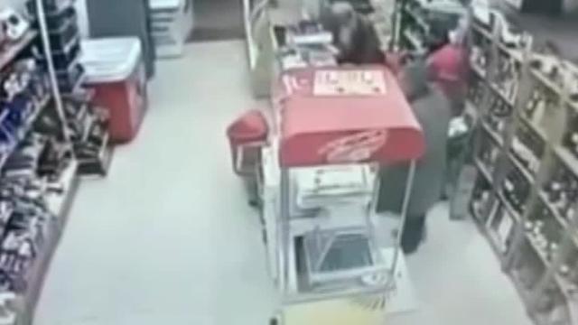 Dos ancianos atracan a punta de pistola un local en Madrid