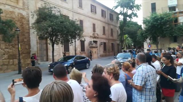 Guerra de cánticos entre defensores y detractores de la Monarquía