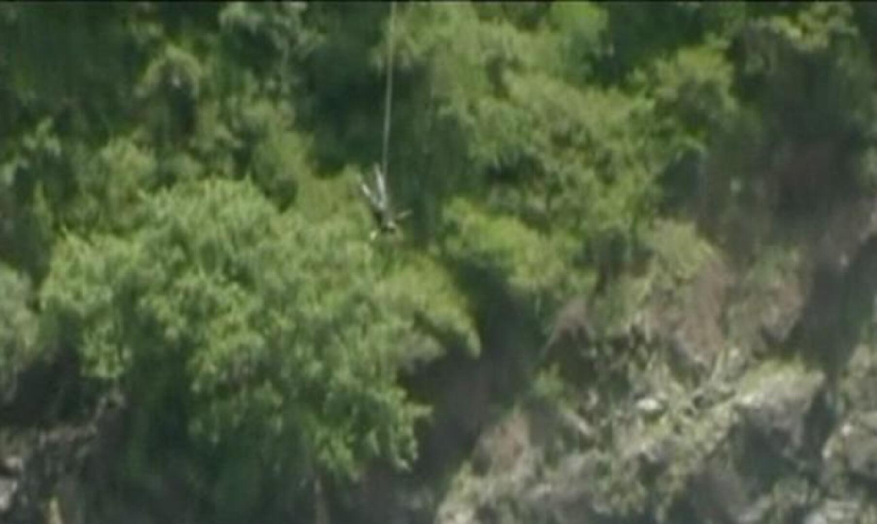 El ministro de Turismo de Zambia hace puenting en las cataratas Victoria