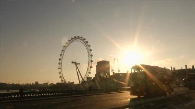 Theresa May firma la carta que activa el Brexit