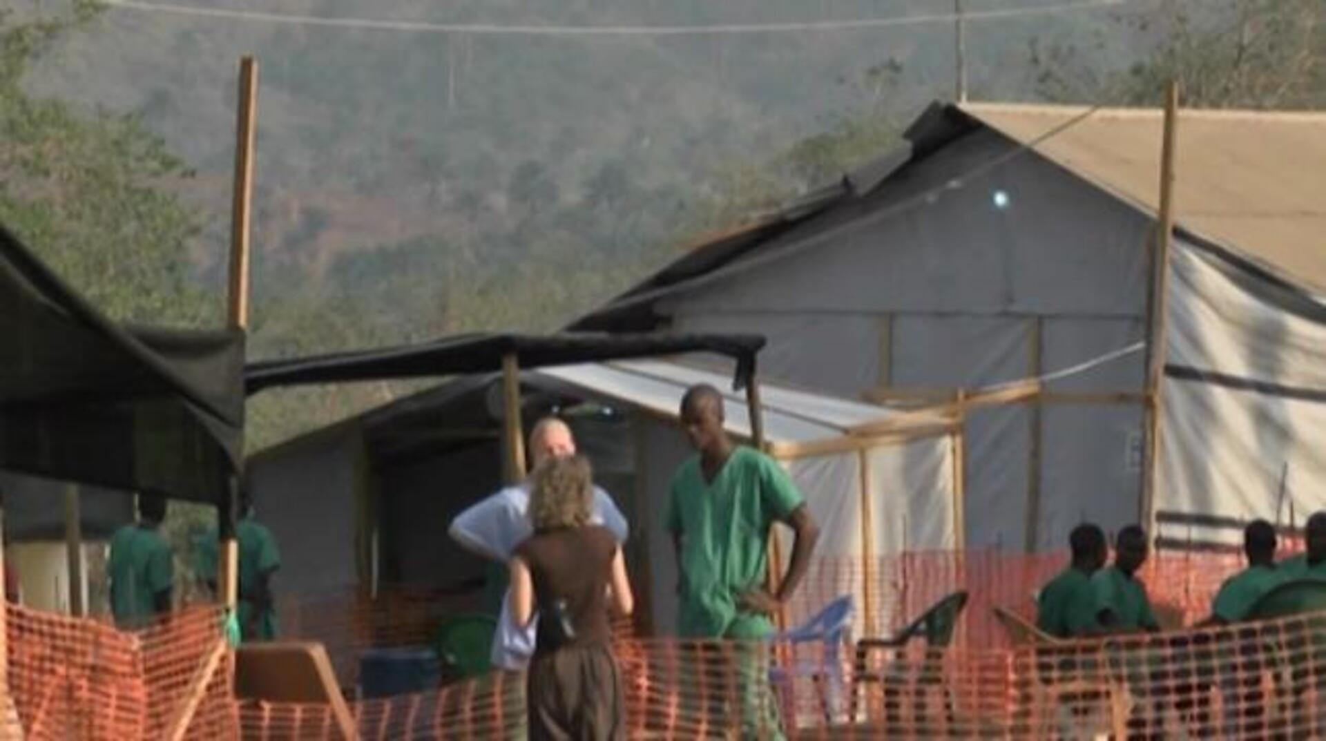 Fotografía tomada en Guinea, el pasado noviembre de 2014 en la que trabajadores sanitarios preparan un cuerpo para su traslado