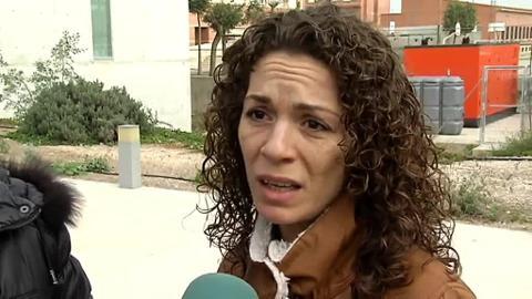 La víctima, Andrés Martínez (primero por la derecha), disfrutando con sus amigos en un local en la tarde del domingo, poco tiempo antes de la agresión. En el vIdeo, el momento del puñetazo