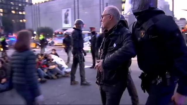 Los Mossos desalojan a los manifestantes que cortaban la Diagonal en Barcelona