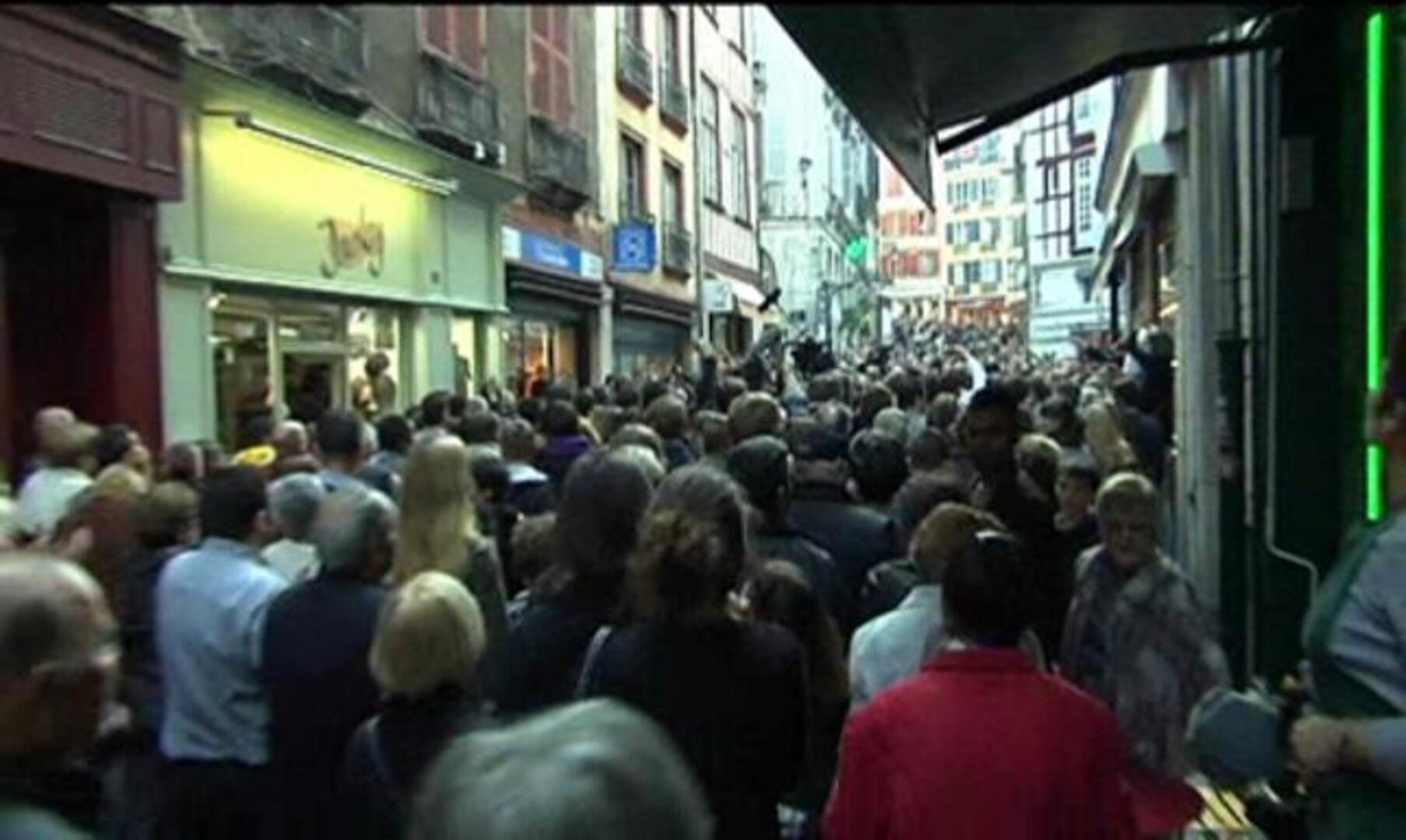 Sarkozy se refugia en un bar de Bayona acosado por militantes de la izquierda abertzale