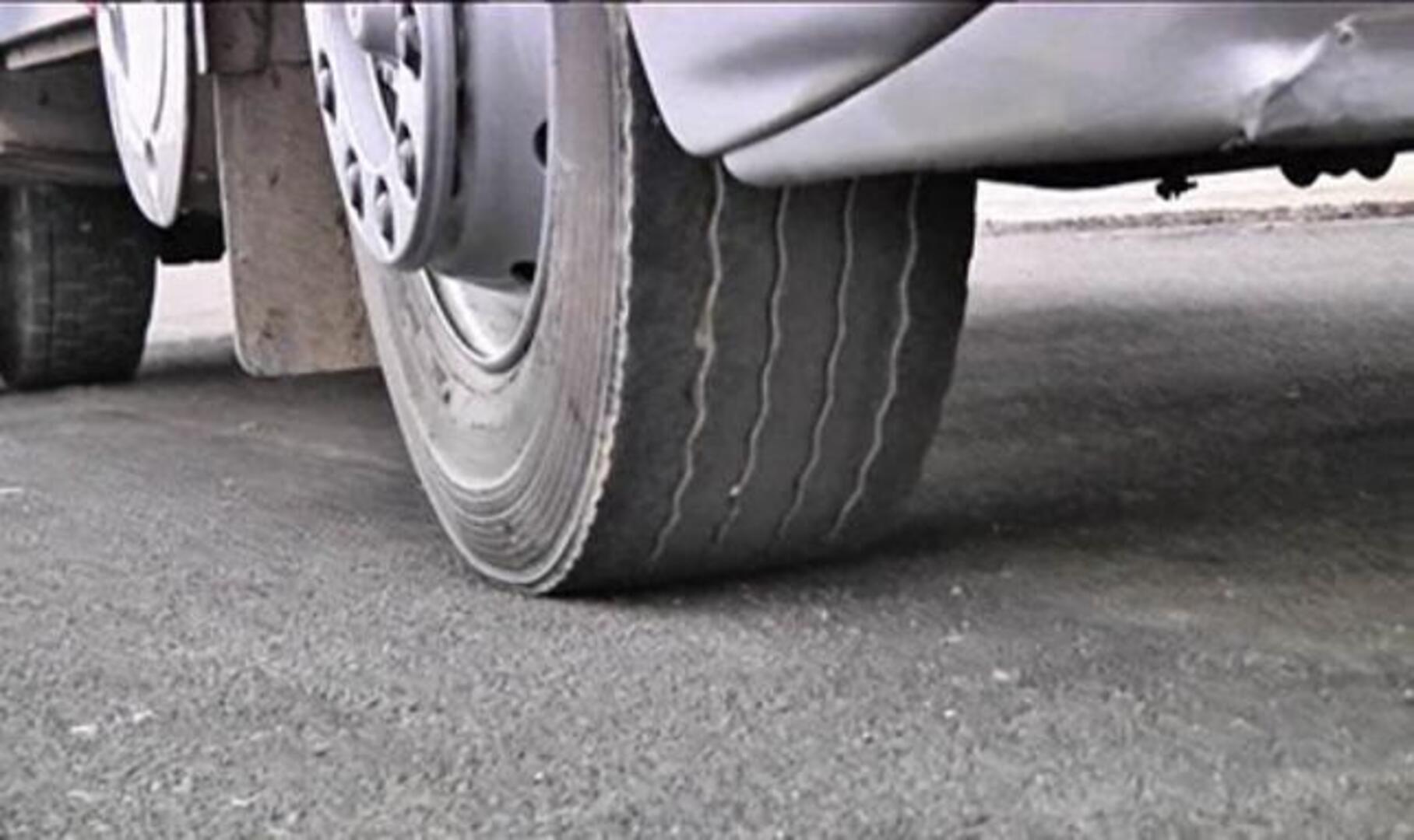 La increíble «hazaña» de arrastrar un camión con la oreja