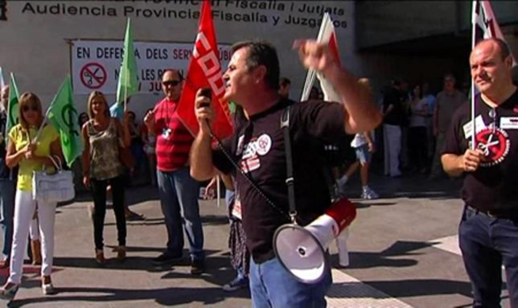 Funcionarios atascan Madrid en protesta por los ajustes