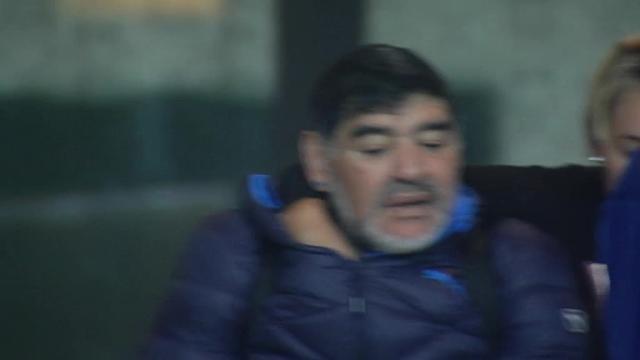 Vídeo: Maradona, relajado junto a su novia antes de dejar su hotel en Madrid