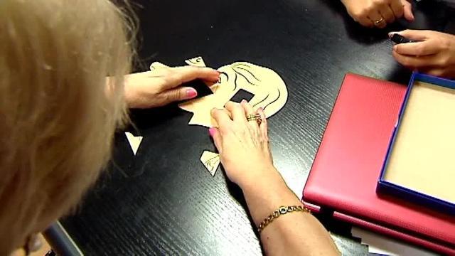 Imagen de una anciana que padece la enfermedad junto a los familiares