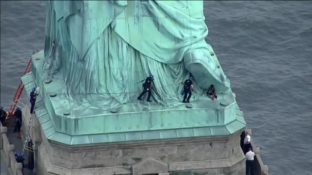 Una mujer detenida tras varias horas encaramada a la Estatua de la Libertad