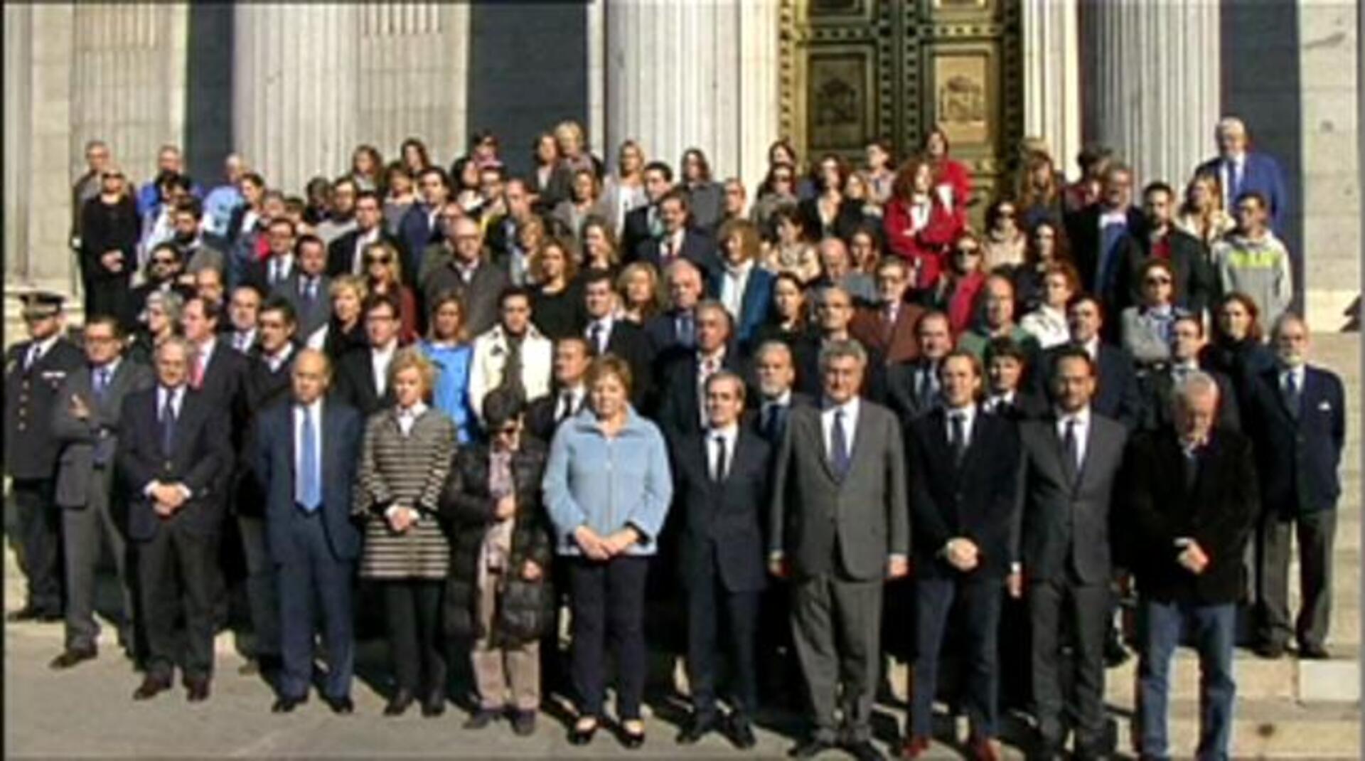 Minuto de silencio en la escalinata del Congreso