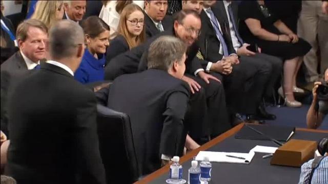 Un juez elegido por Trump le niega la mano al padre de una víctima del tiroteo de Parkland