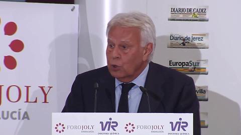 Susana Díaz, detrás Manuel Chaves saluda efusivamente a Felipe González