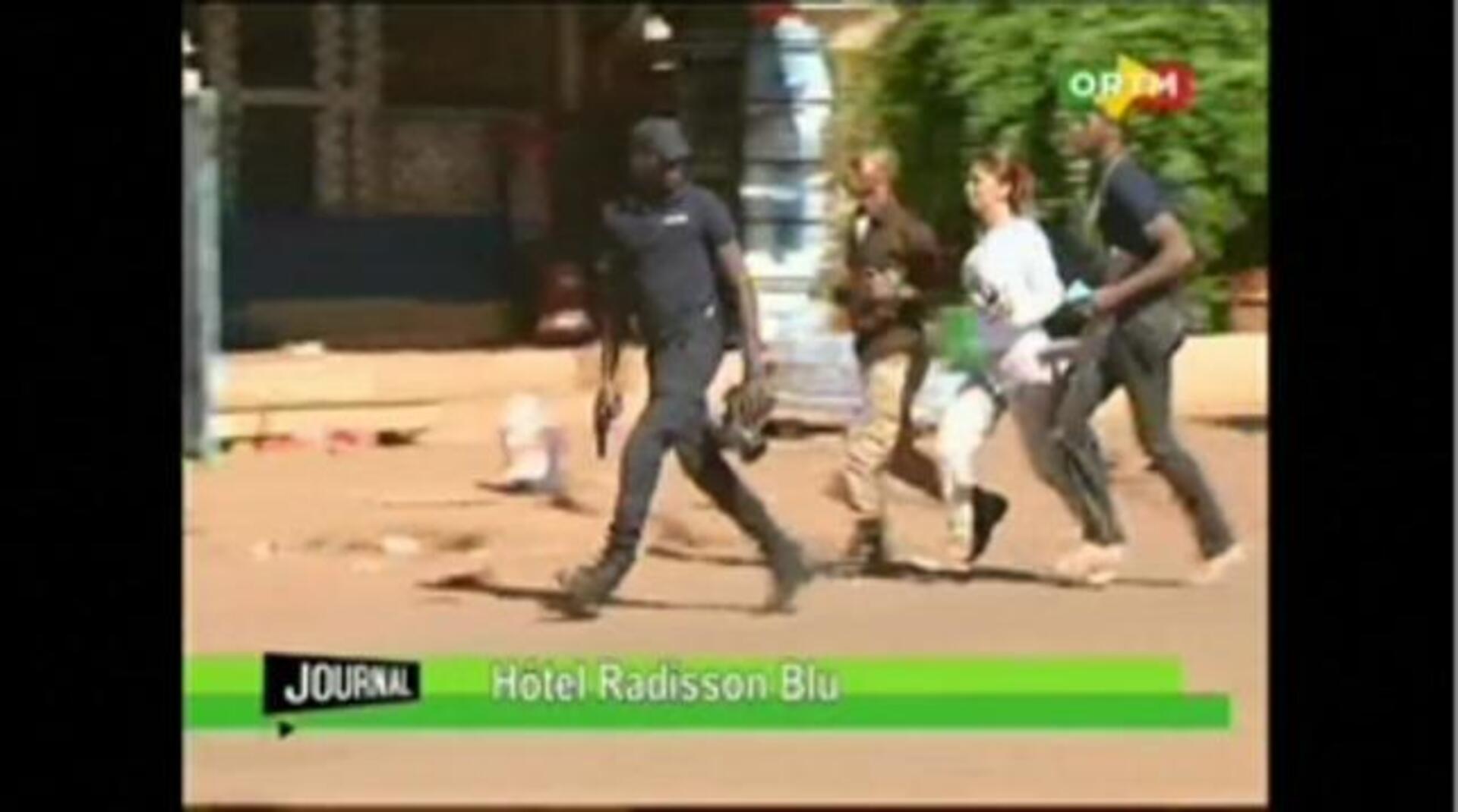 Efectivos de la seguridad maliense rodean el hotel atacado