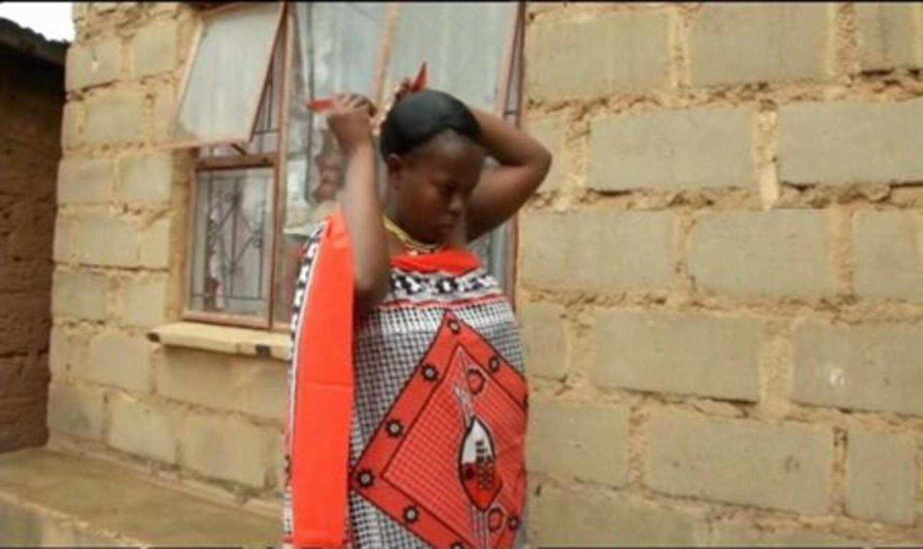 Miles de vírgenes en Suazilandia bailan para convertirse en «prometidas» del Rey