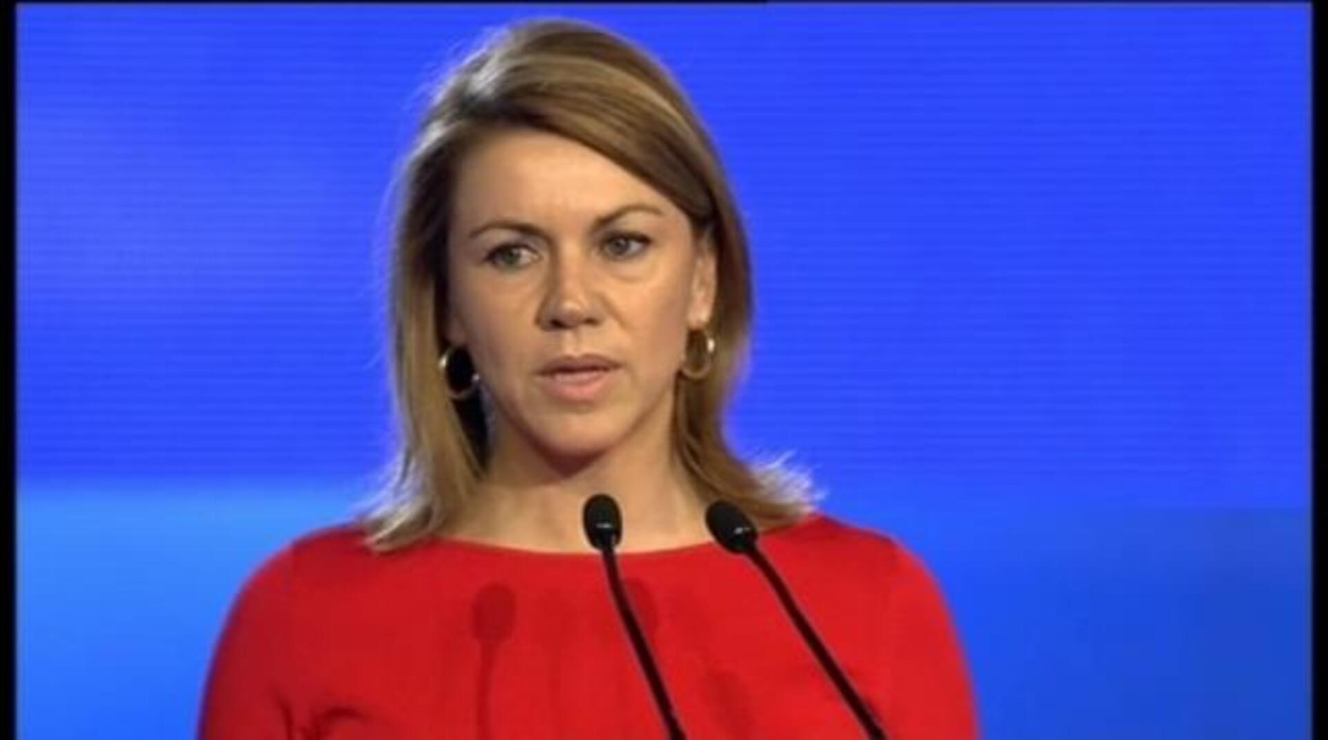 Cospedal contrapone al PP frente al PSOE «de componendas y clanes generacionales»