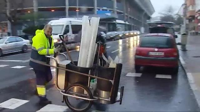Destrozos en la cubierta del estadio de Riazor