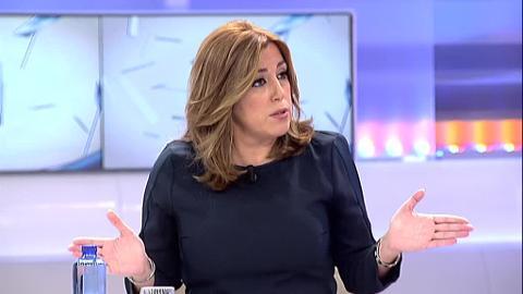 La presidenta de la Junta de Andalucía, Susana Díaz, atiende a los medios de comunicación