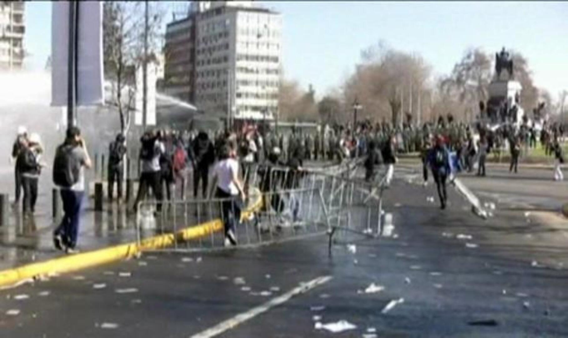 La manifestación estudiantil en Santiago de Chile deja 75 detenidos y 49 heridos