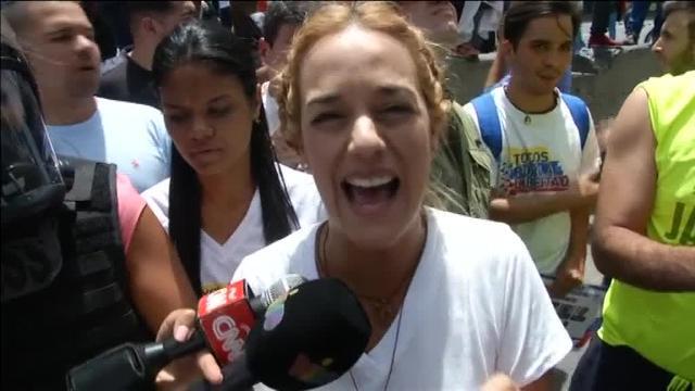 Choque entre manifestantes de la oposición a Maduro y las fuerzas antidisturbios, este martes en Caracas