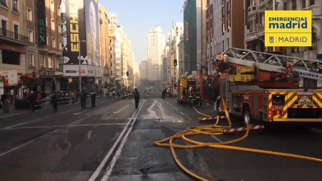 Las llamas y la densa columna de humo puede verse desde distintos puntos de Madrid