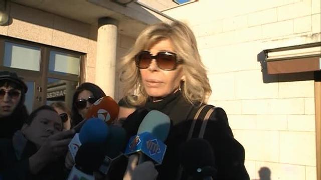 Lucía Dominguín arropada por sus hijos en el tanatorio de La Paz de Madrid