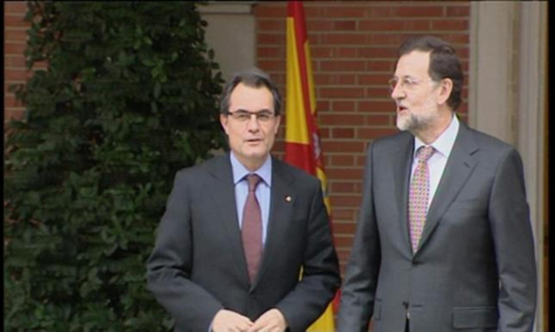 Rajoy recibe a Mas en la escalinata de Moncloa: «Vivo en el lío»