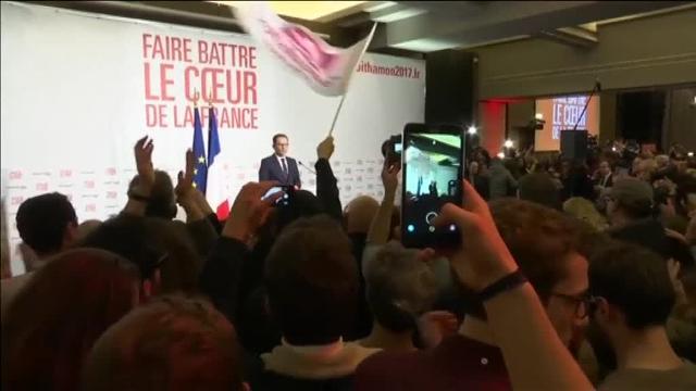 Benoît Hamon deposita su papeleta en la urna